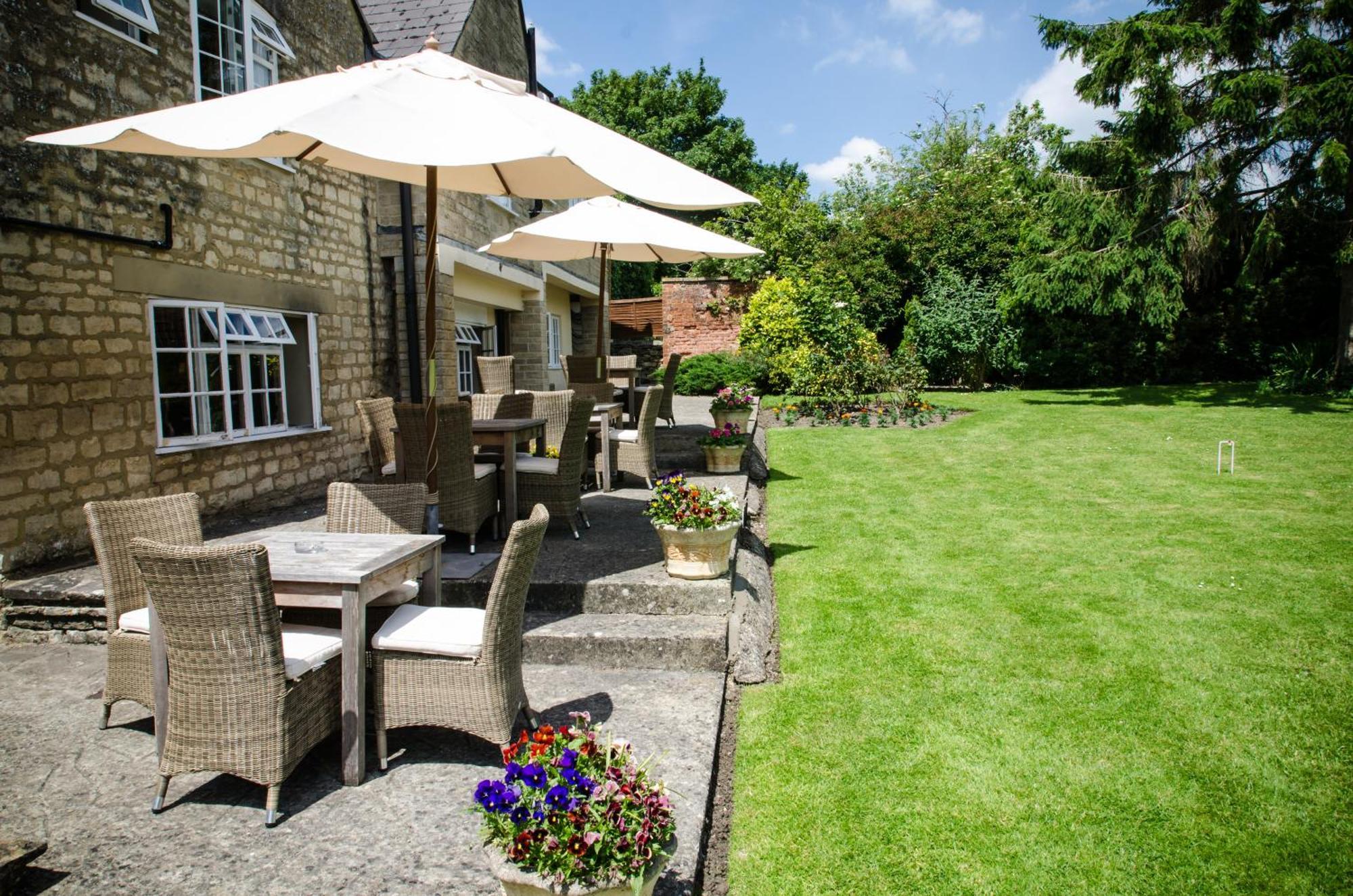 Pettifers Freehouse Hotel Crudwell Exterior photo